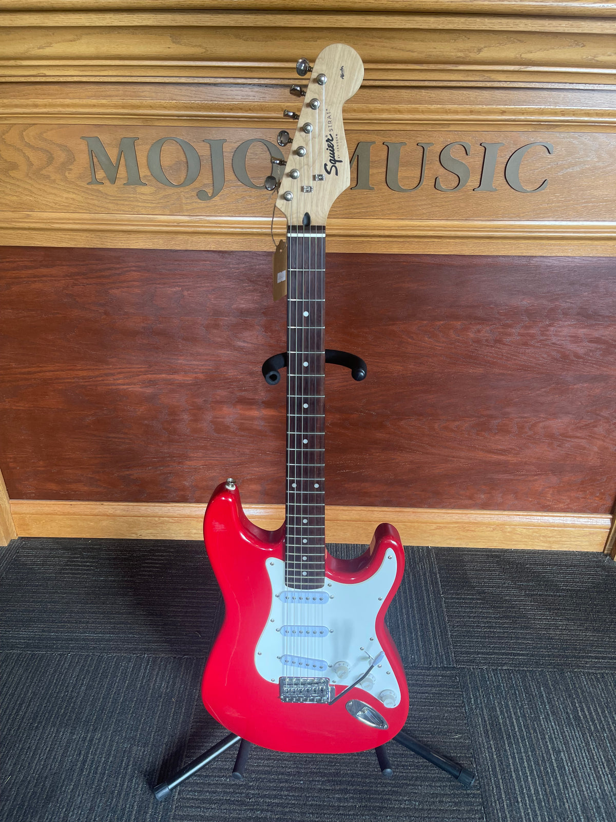 Squier Affinity Series Stratocaster Electric Guitar – Red used -shipping included