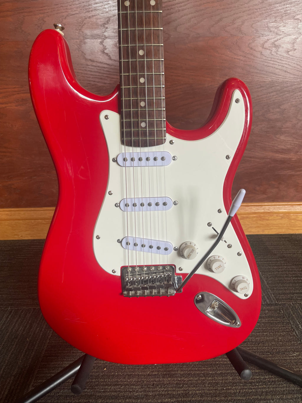 Squier Affinity Series Stratocaster Electric Guitar – Red used -shipping included