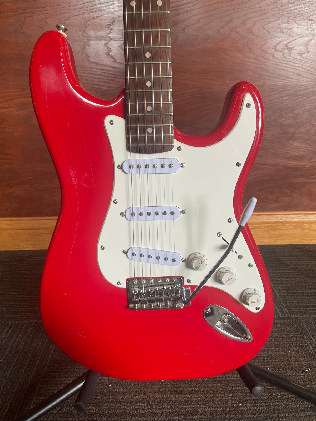 Squier Affinity Series Stratocaster Electric Guitar – Red used -shipping included